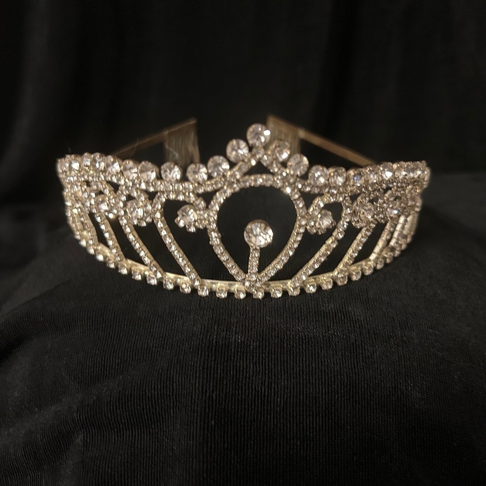 Rhinstone silver plated crown.